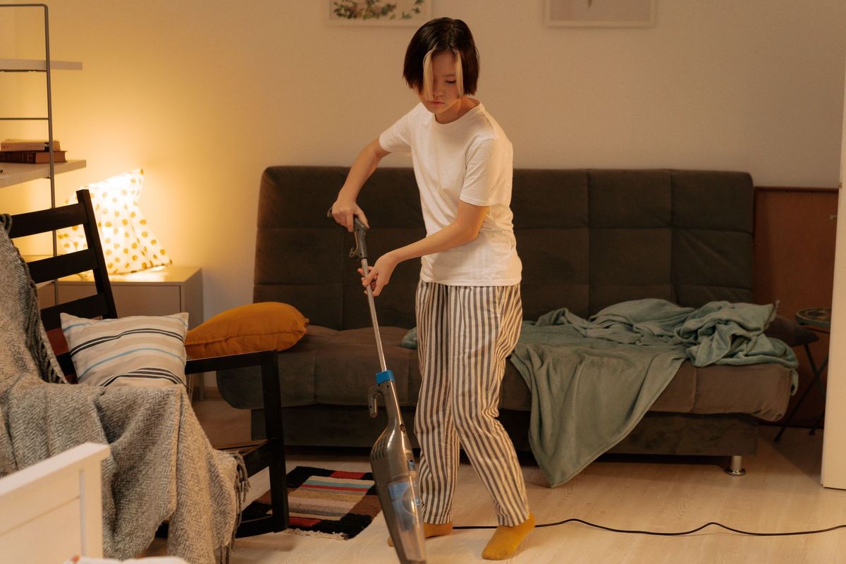 Cleaning professional preparing a Laurel Florida home